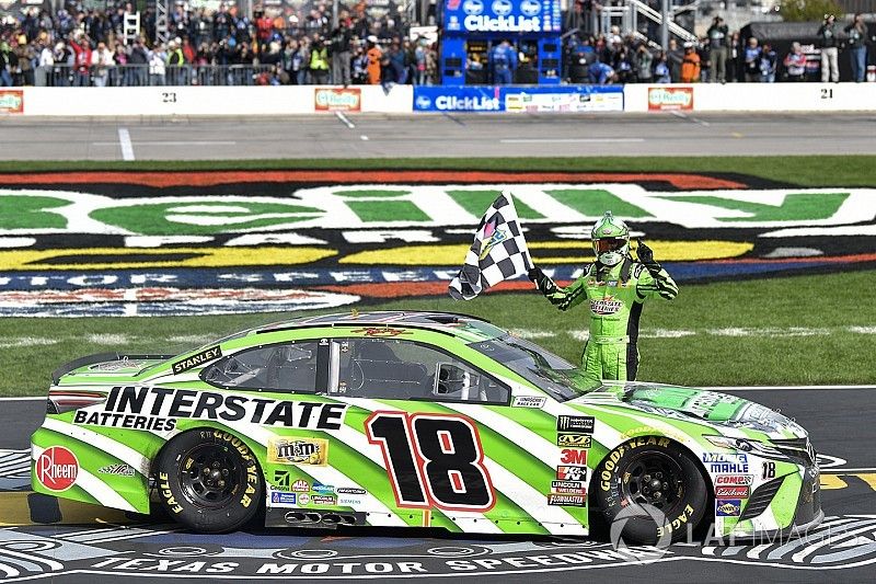 Il vincitore della gara Kyle Busch, Joe Gibbs Racing Toyota