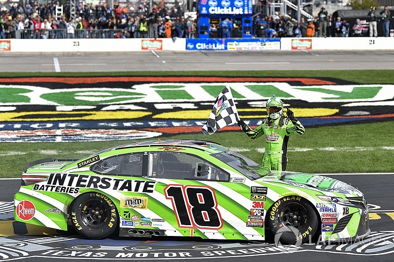 Кайл Буш спровоцировал массовый завал и выиграл гонку NASCAR в Техасе