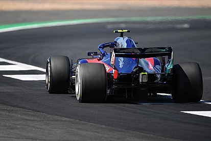 FIA установила новый бордюр в повороте Club, чтобы гонщики соблюдали пределы трассы
