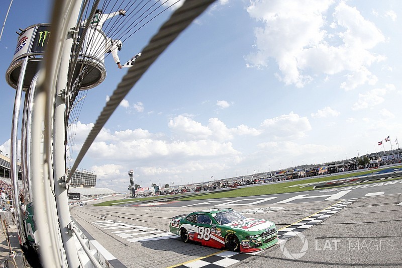 Harvick vence Atlanta pela Xfinity Series com tranquilidade