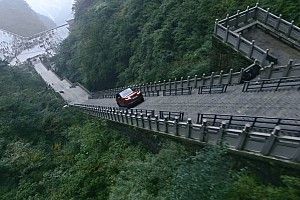 Video: Tung beklimt 999 treden hoge trap met Range Rover