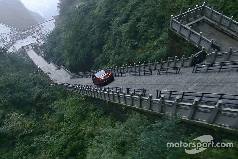 Video: Tung beklimt 999 treden hoge trap met Range Rover
