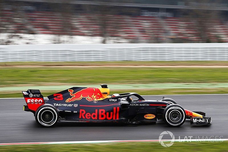 Red Bull pasa las 100 vueltas y domina en Barcelona