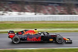 Red Bull pasa las 100 vueltas y domina en Barcelona