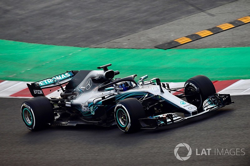 Bottas lidera la sesión matutina en Barcelona