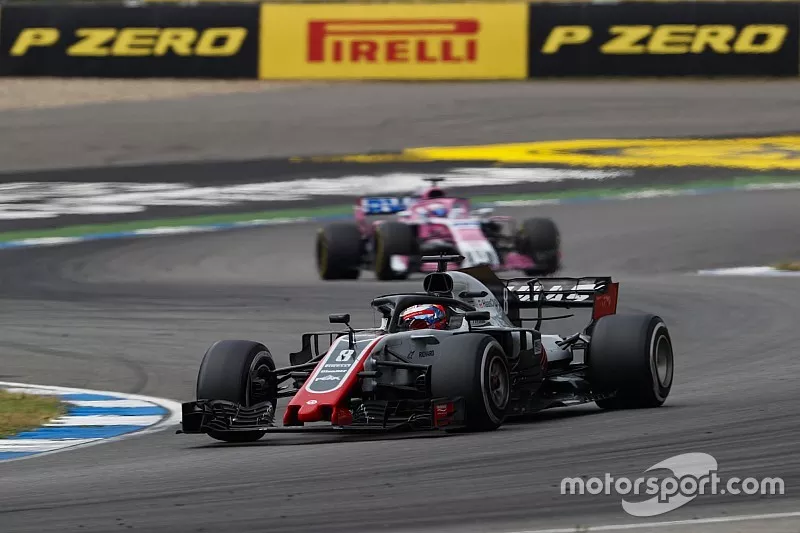 Romain Grosjean, Haas F1 Team VF-18, devant Sergio Perez, Force India VJM11