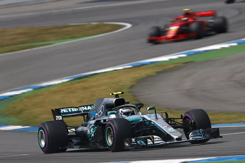 Valtteri Bottas, Mercedes AMG F1 W09, devant Kimi Raikkonen, Ferrari SF71H