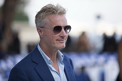 Irvine diz que "Leclerc é muito melhor que Verstappen"
