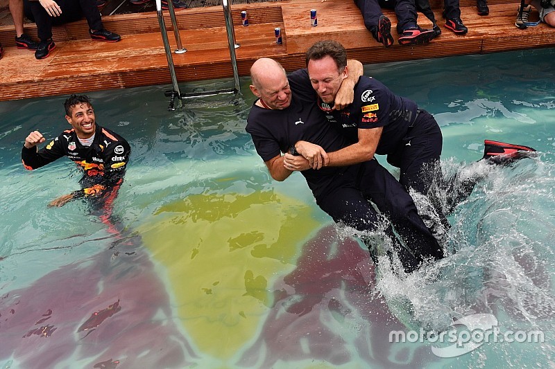 Képeken Ricciardo óriási medencés partija a Monacói Nagydíjon