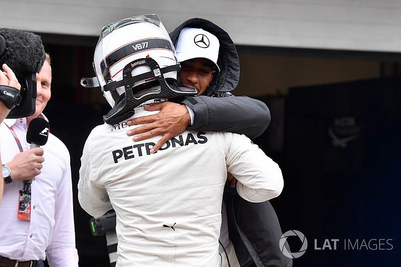 Bottas pakt pole in Brazilië na crash Hamilton, Verstappen op P4