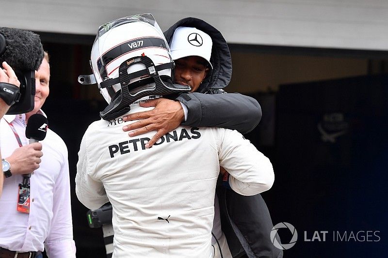 Lewis Hamilton, Mercedes AMG F1 viert de pole van Valtteri Bottas, Mercedes AMG F1