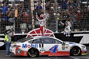 Harvick batte Truex Jr in Texas e si qualifica per la finale