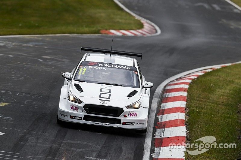 Festejo de Bjork en la tercera carrera del WTCR en Nurburgring