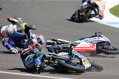 Жуть в Moto3 и горящий байк Рабата: лучшее гоночное видео уик-энда
