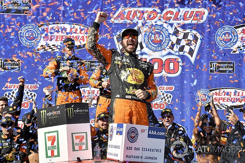 Dominante, Truex Jr. volta a vencer na NASCAR
