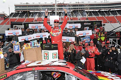 Busch supera Larson no fim e vence segunda prova seguida