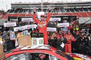 Busch supera Larson no fim e vence segunda prova seguida