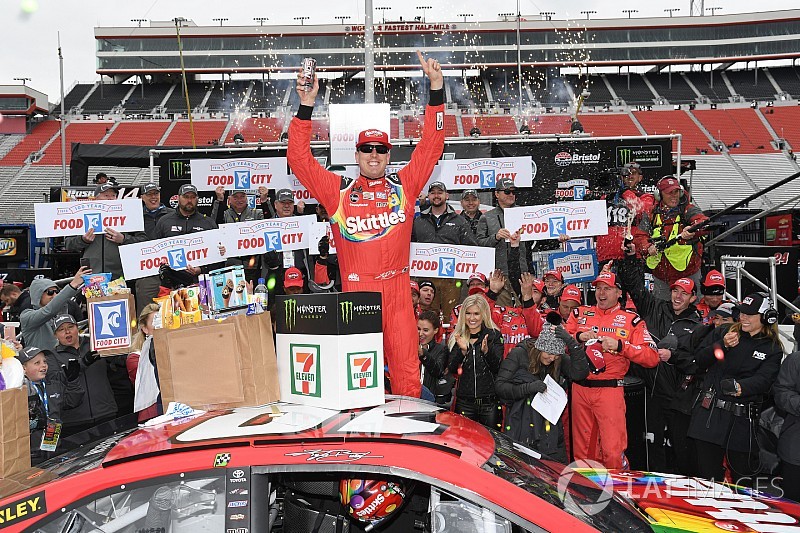Busch supera Larson no fim e vence segunda prova seguida