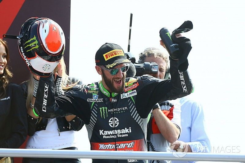 Sur le podium, le vainqueur Tom Sykes, Kawasaki Racing