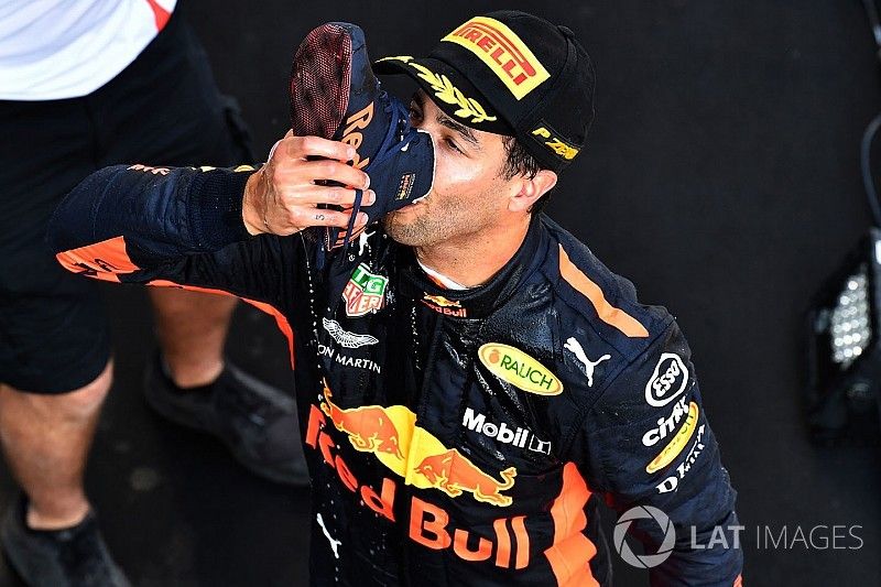 Podio: ganador de la carrera Daniel Ricciardo, Red Bull Racing celebra con su shoey