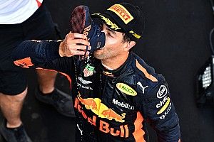 VÍDEO: Ricciardo fica em choque ao perceber que não fez "shoey" no pódio, mas compensa depois