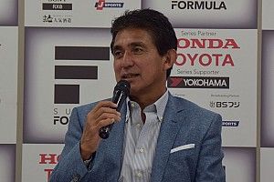 場内解説を担当する鈴木亜久里「福住は速く走るセンスを持っている」