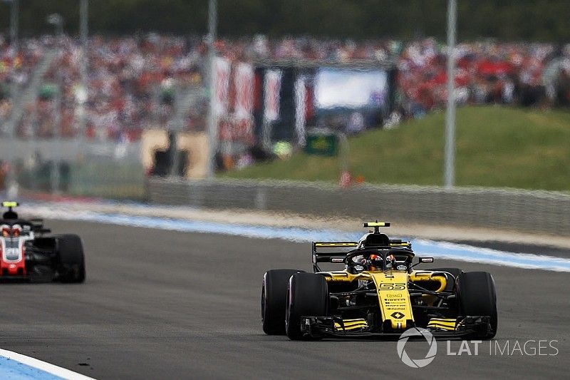 Carlos Sainz Jr., Renault Sport F1 Team R.S. 18, leads Kevin Magnussen, Haas F1 Team VF-18, and Romain Grosjean, Haas F1 Team VF-18