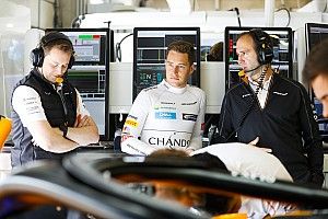 В McLaren посоветовали Вандорну начать опережать Алонсо