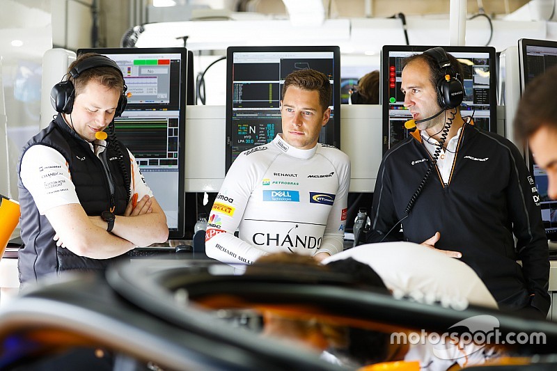 В McLaren посоветовали Вандорну начать опережать Алонсо