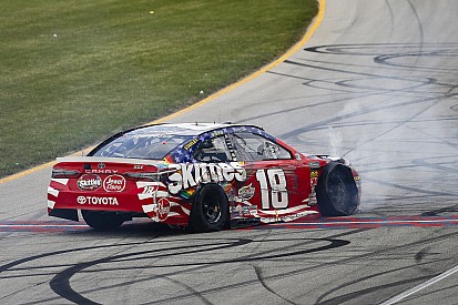 Кайл Буш попал в аварию на последнем круге, но выиграл гонку NASCAR в Чикаголенде