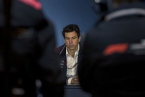 Зачем в Mercedes заставили главного стратега извиняться перед Льюисом в прямом эфире? Отвечает Вольф