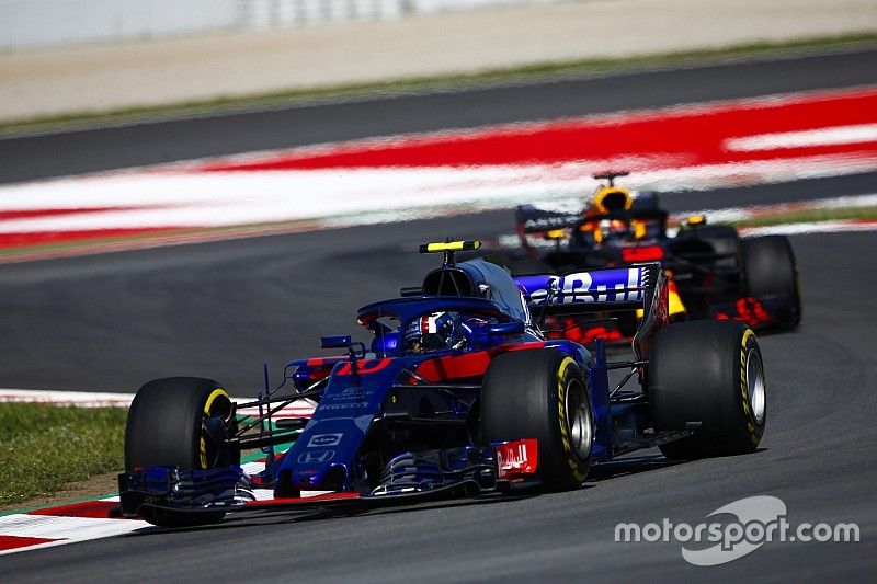 Pierre Gasly, Toro Rosso STR13, leads Daniel Ricciardo, Red Bull Racing RB14