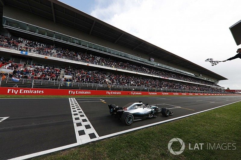 Lewis Hamilton, Mercedes AMG F1 W09, toma la bandera a cuadros en el final