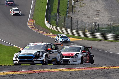 Trionfo di Kris Richard (con giallo) in Gara 2 a Spa-Francorchamps