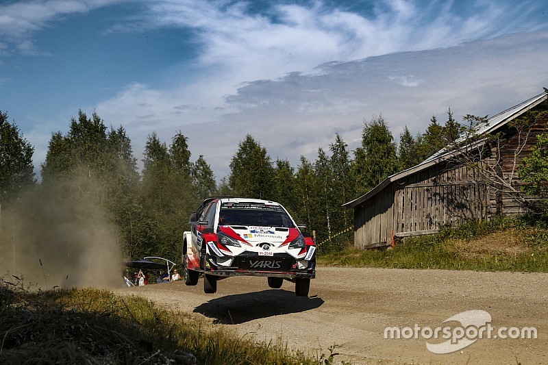 WRC Finland: Tanak leidt, Neuville bijt in het stof