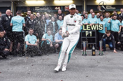 Hamilton reconoce que su victoria en Bakú se siente "un poco rara"