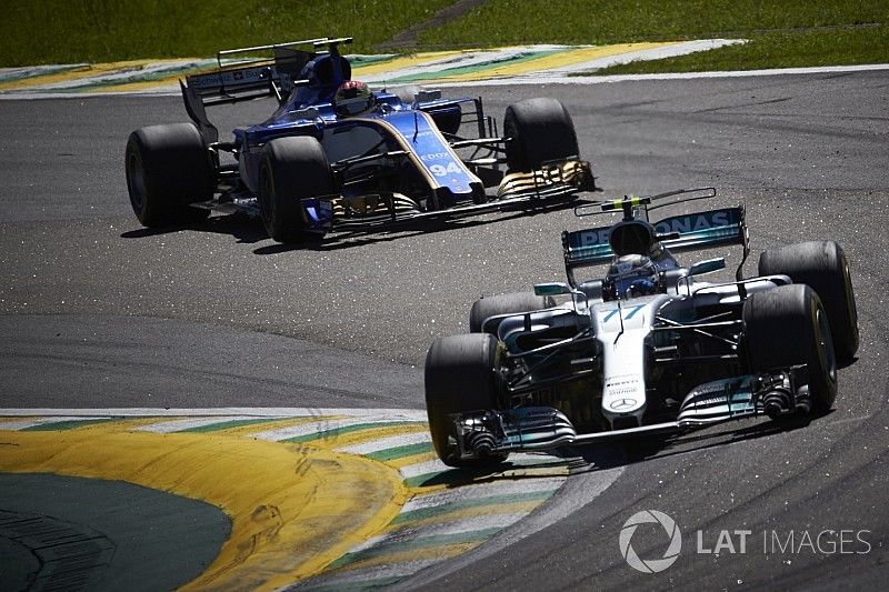 Valtteri Bottas, Mercedes AMG F1 W08, Pascal Wehrlein, Sauber C36