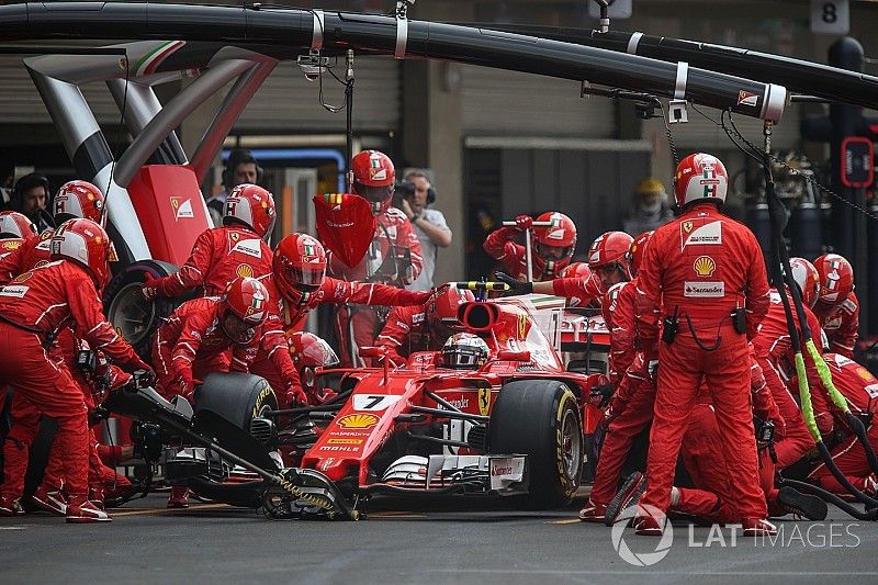 Kimi Raikkonen, Ferrari SF70H, s'arrête au stand