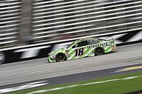 Kyle Busch vence a su hermano Kurt en la etapa 2 en Texas