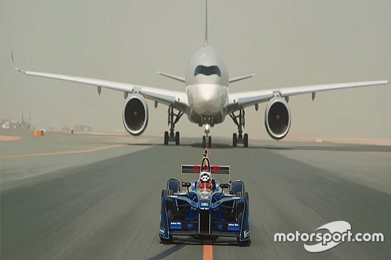VEJA: Carro da F-E disputa corrida com aviões em vídeo