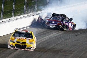 Hamlin, other contenders wreck late while fighting for second - video