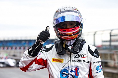 Элбон выиграл гонку и вышел в лидеры сезона GP3