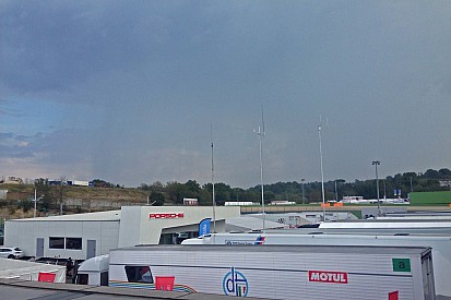 Una leggera pioggia inizia a cadere sul paddock di Vallelunga