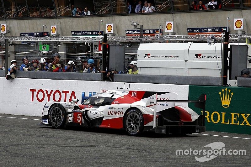 #5 Toyota Racing Toyota TS050 Hybrid: Anthony Davidson, Sébastien Buemi, Kazuki Nakajima stopped on track at the last lap