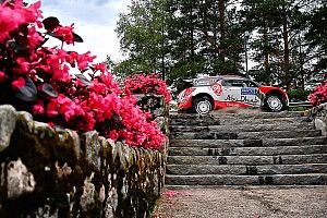 WRC Finlandia: Meeke tetap di posisi pertama, Ogier terjebak