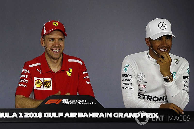 Vettel defende Hamilton em coletiva: “Pergunta de m****”
