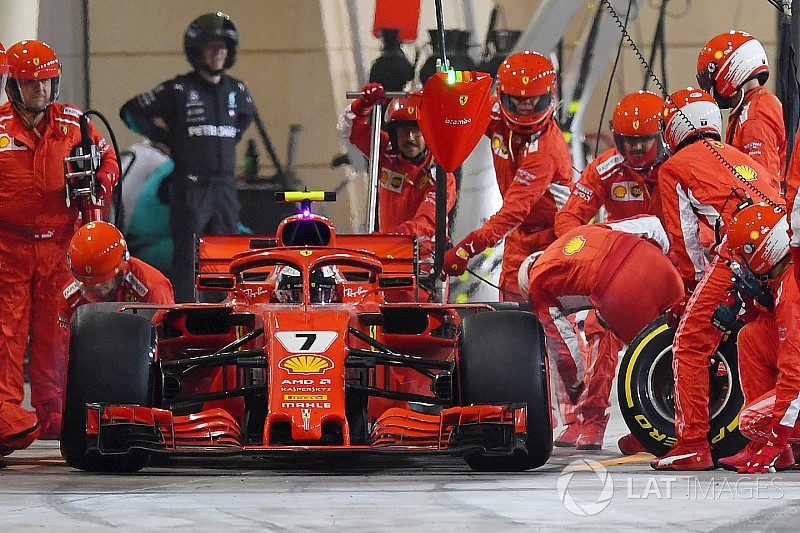 Сбитый Райкконеном механик Ferrari получил перелом ноги