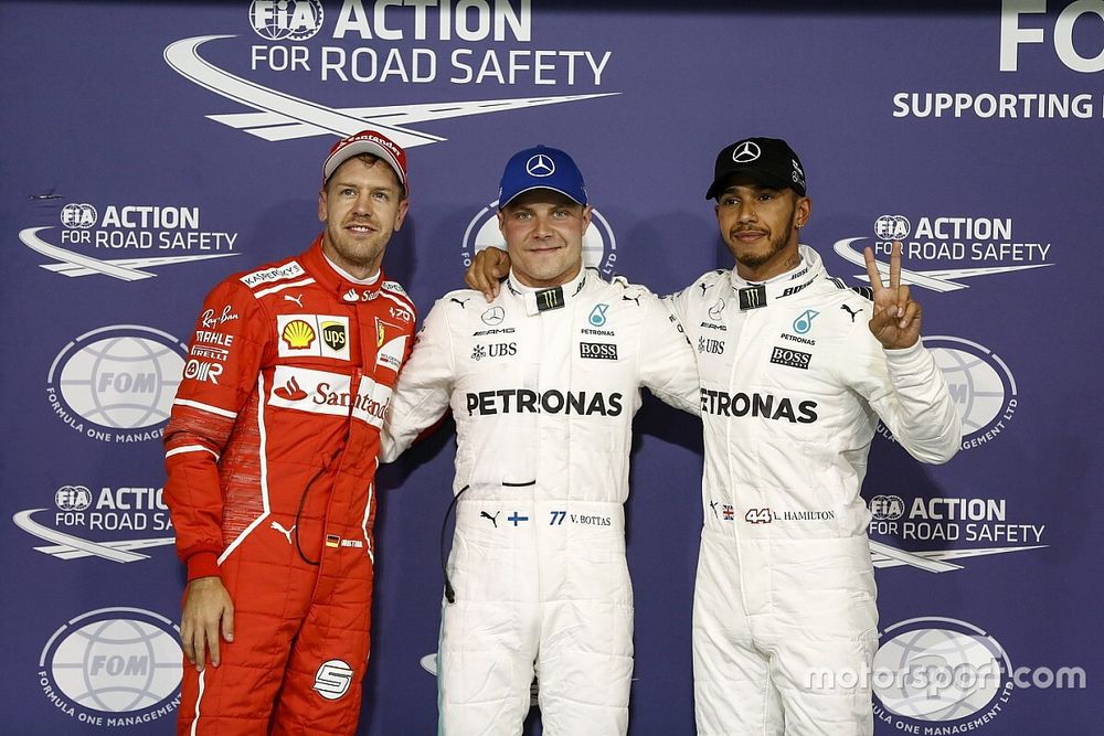 Ganador de la Pole Position Valtteri Bottas, Mercedes AMG F1, segundo lugar Lewis Hamilton, Mercedes