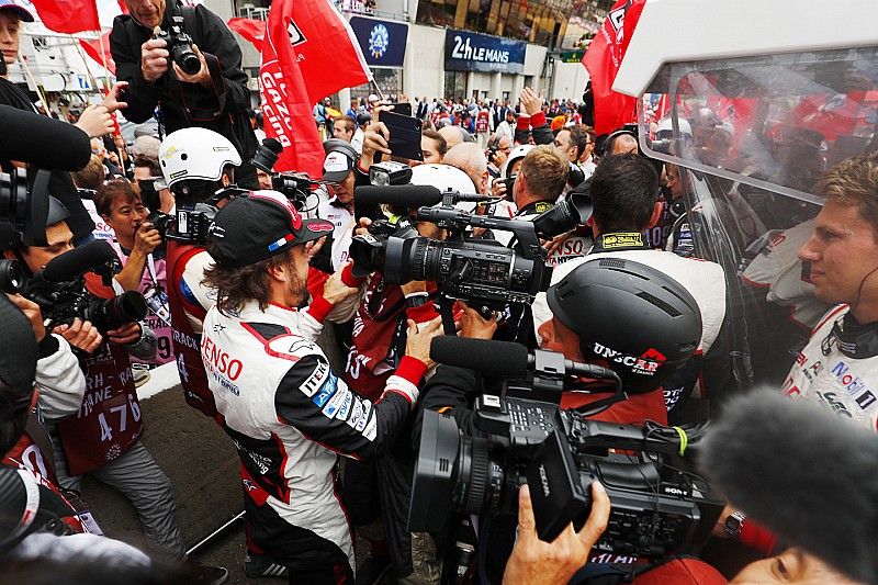 Fernando Alonso, Toyota Gazoo Racing, celebra con el equipo