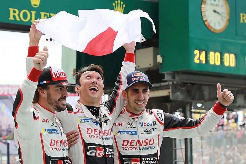 Los ganadores de las 24 Horas de Le Mans 2018: #8 Toyota Gazoo Racing Toyota TS050: Sébastien Buemi, Kazuki Nakajima, Fernando Alonso